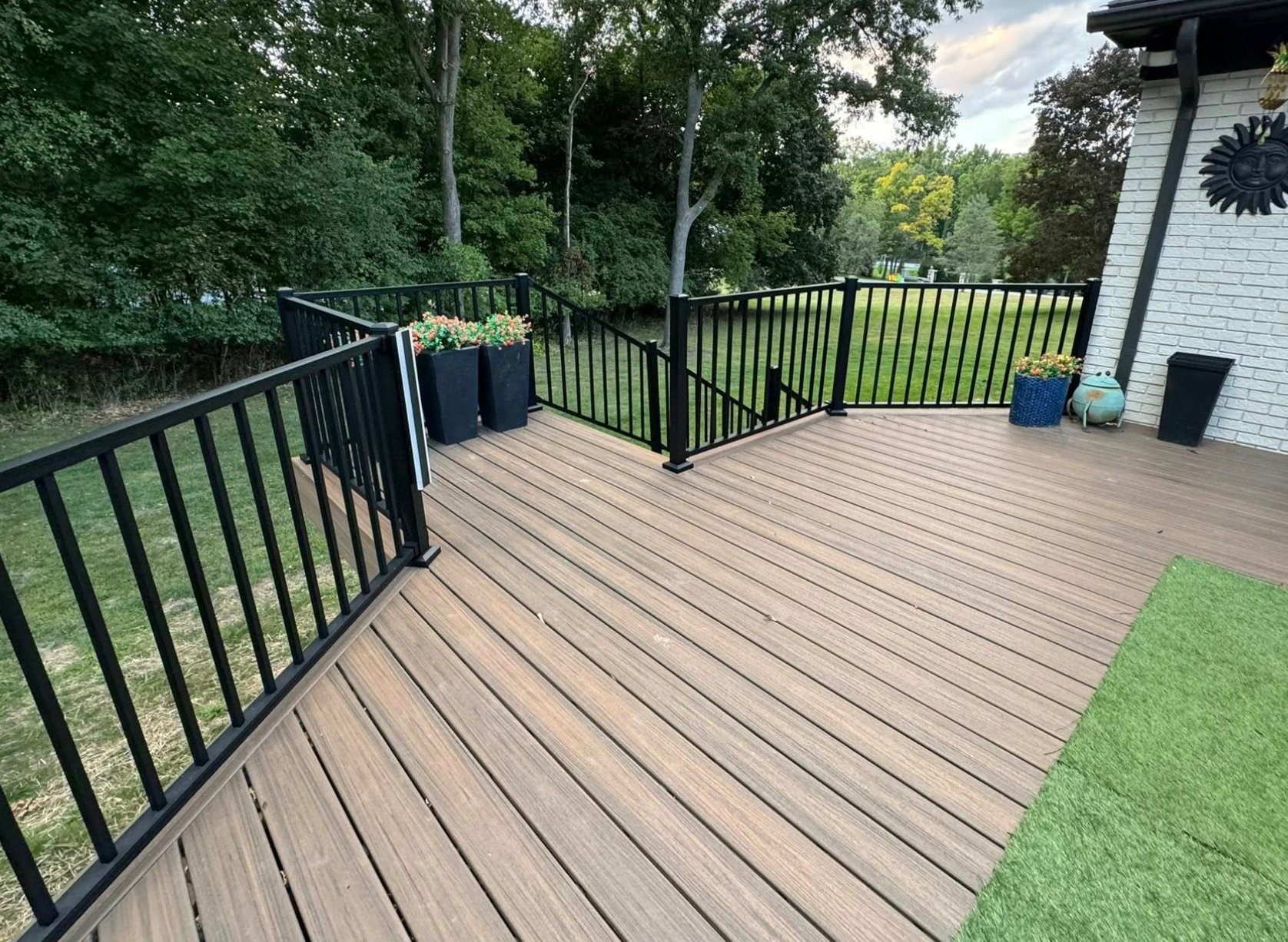 Brown Trex deck with black aluminum railing